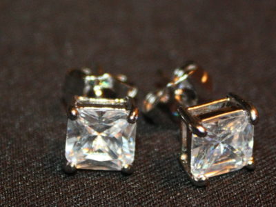 Серьги-гвоздики из наплавленного белого золота. Фианиты кубической формы.