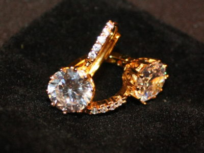 Серьги с фианитами круглые, желтое наплавленное золото