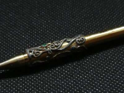 Короткий карандаш с ажурным украшением